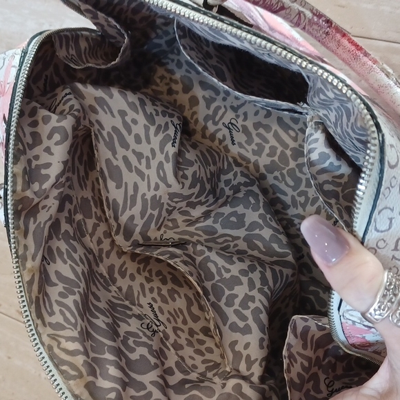 Stunning Guess Signature Floral Hand Bag - Picture 8 of 16